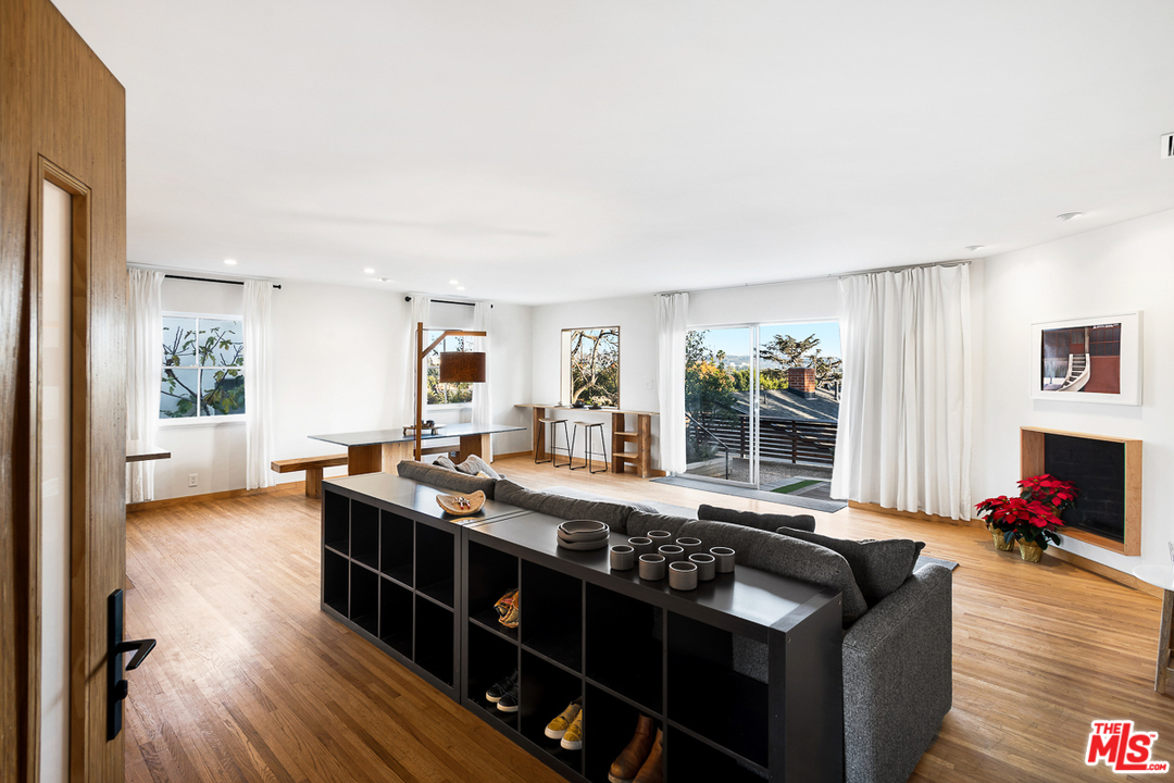 11046 Charnock Road Los Angeles, CA 90034 - Photo 4 of 29