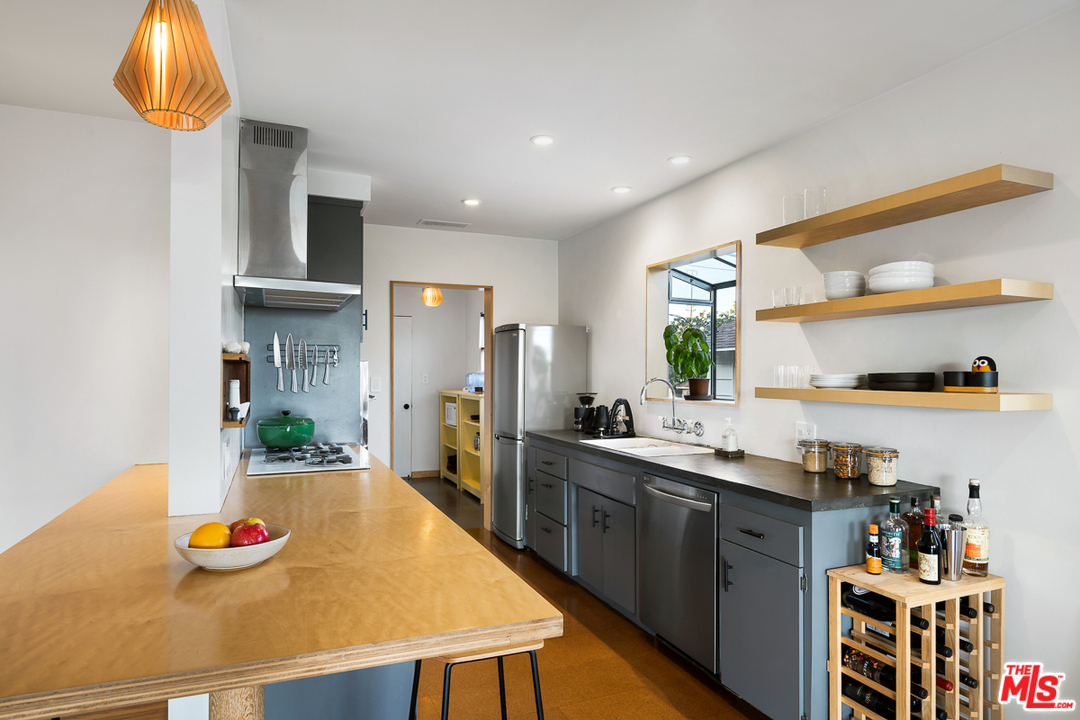 11046 Charnock Road Los Angeles, CA 90034 - Photo 8 of 29