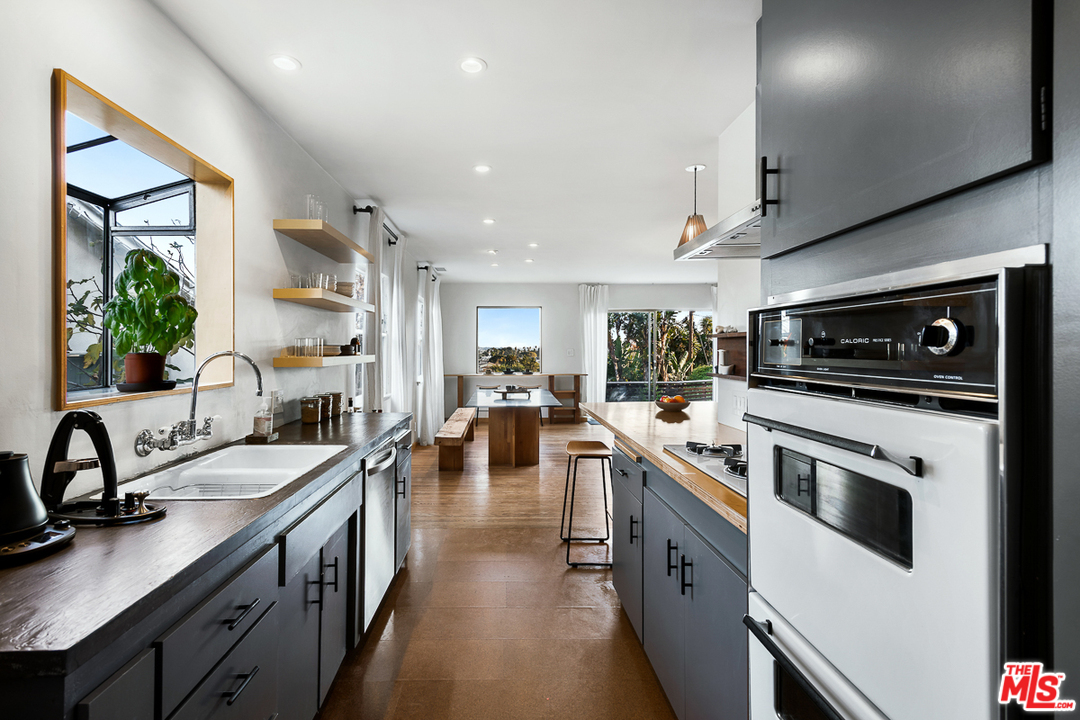 11046 Charnock Road Los Angeles, CA 90034 - Photo 10 of 29