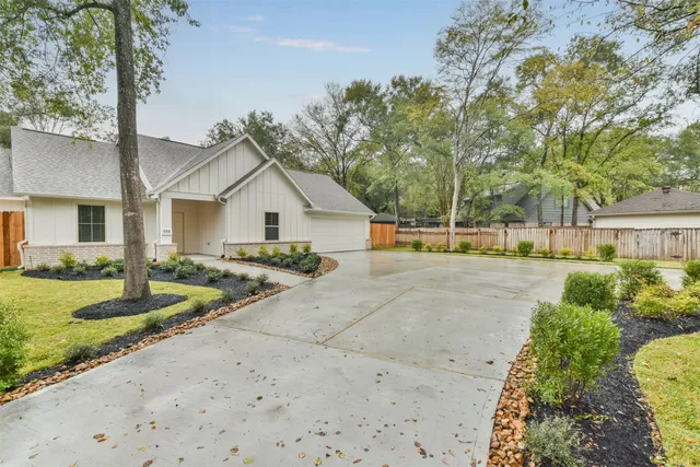 a view of a yard in front of house