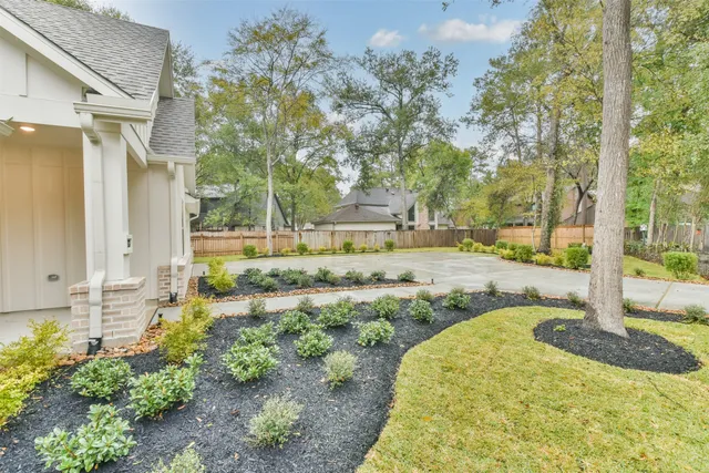 a view of a back yard of the house