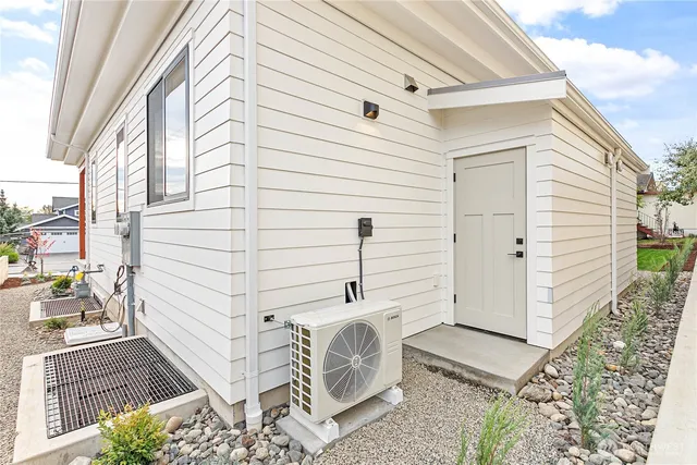 a view of a back yard of the building