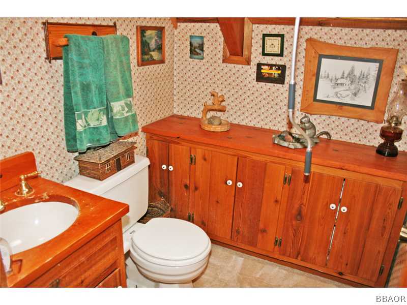 39404 Lodge Road Fawnskin, CA 92333 - Photo 16 of 25 Bathroom.
