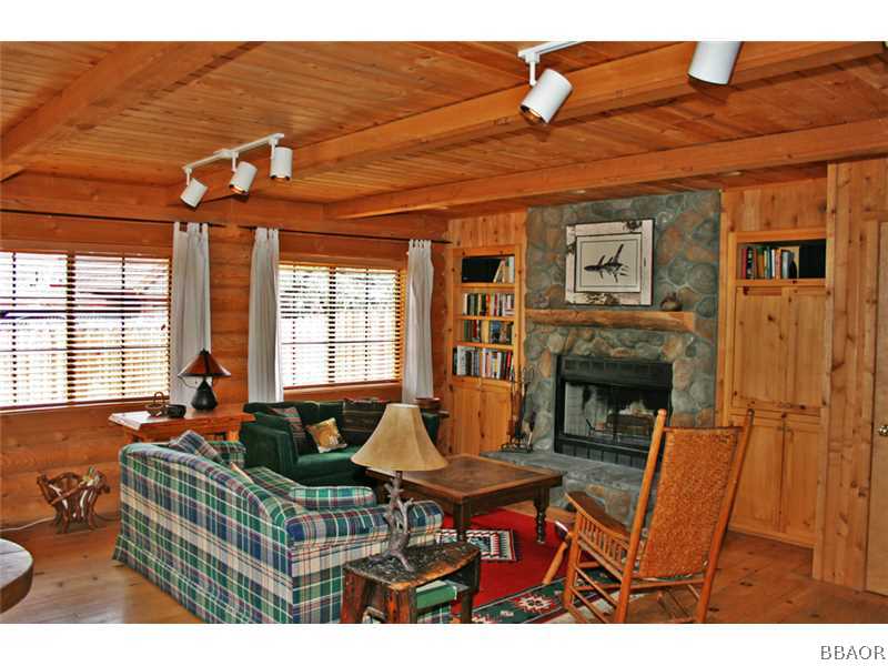 39404 Lodge Road Fawnskin, CA 92333 - Photo 6 of 25 Living Room.