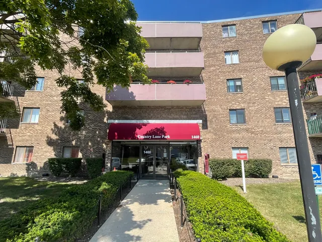 $209,900 | 1460 Fairlane Drive, Unit 513, Schaumburg, IL 60193
