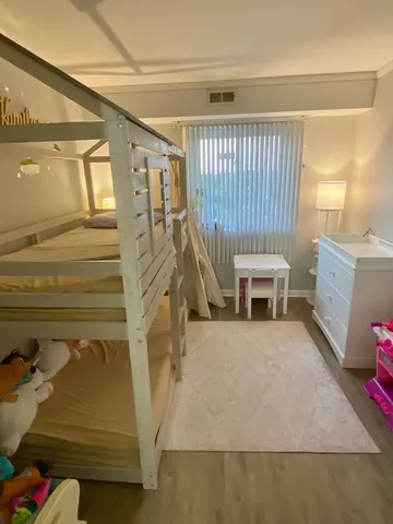 $209,900 | 1460 Fairlane Drive, Unit 513, Schaumburg, IL 60193