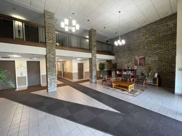 $209,900 | 1460 Fairlane Drive, Unit 513, Schaumburg, IL 60193