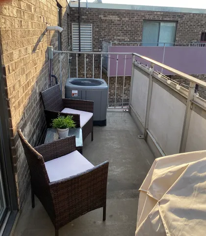 $209,900 | 1460 Fairlane Drive, Unit 513, Schaumburg, IL 60193