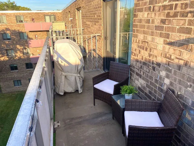 $209,900 | 1460 Fairlane Drive, Unit 513, Schaumburg, IL 60193