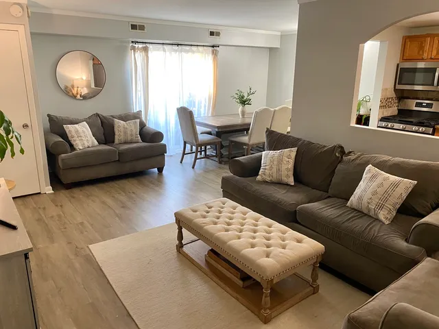 $209,900 | 1460 Fairlane Drive, Unit 513, Schaumburg, IL 60193