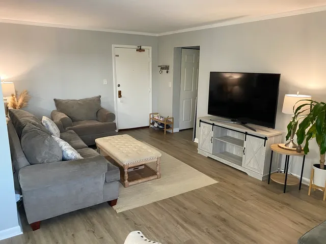 $209,900 | 1460 Fairlane Drive, Unit 513, Schaumburg, IL 60193