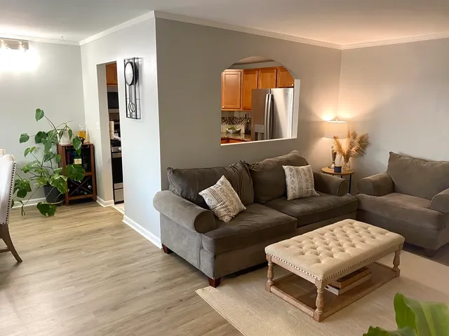 $209,900 | 1460 Fairlane Drive, Unit 513, Schaumburg, IL 60193