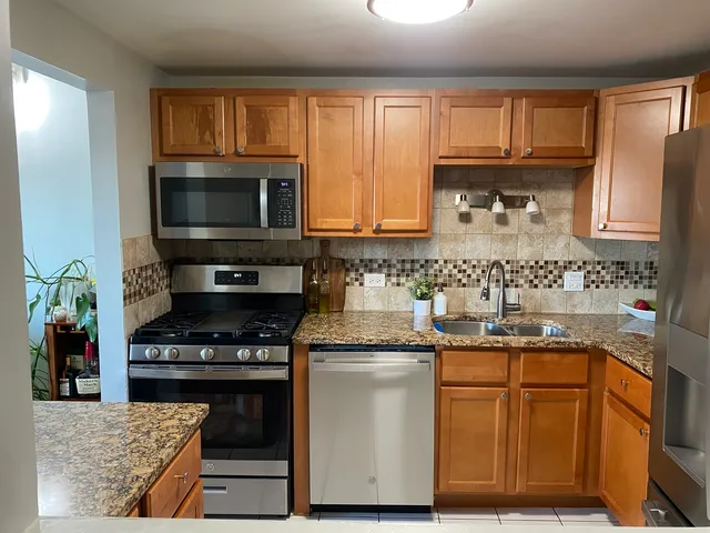 $209,900 | 1460 Fairlane Drive, Unit 513, Schaumburg, IL 60193