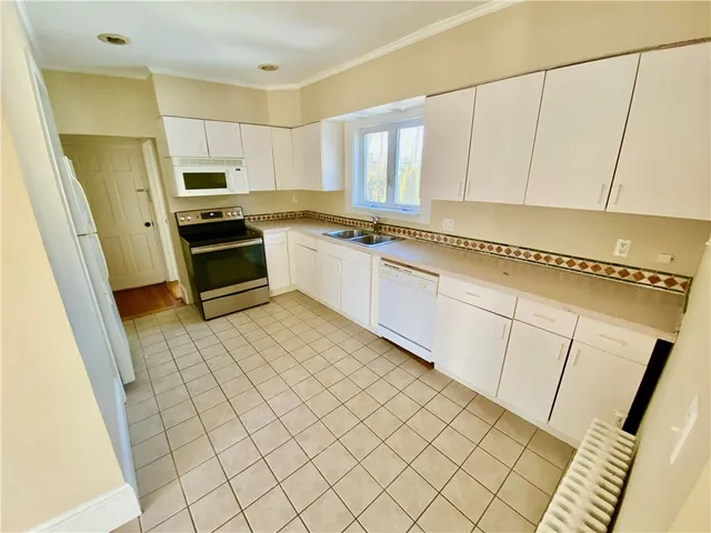 $2,500 | 67 Roseneath Avenue, Unit 2, Newport, RI 02840