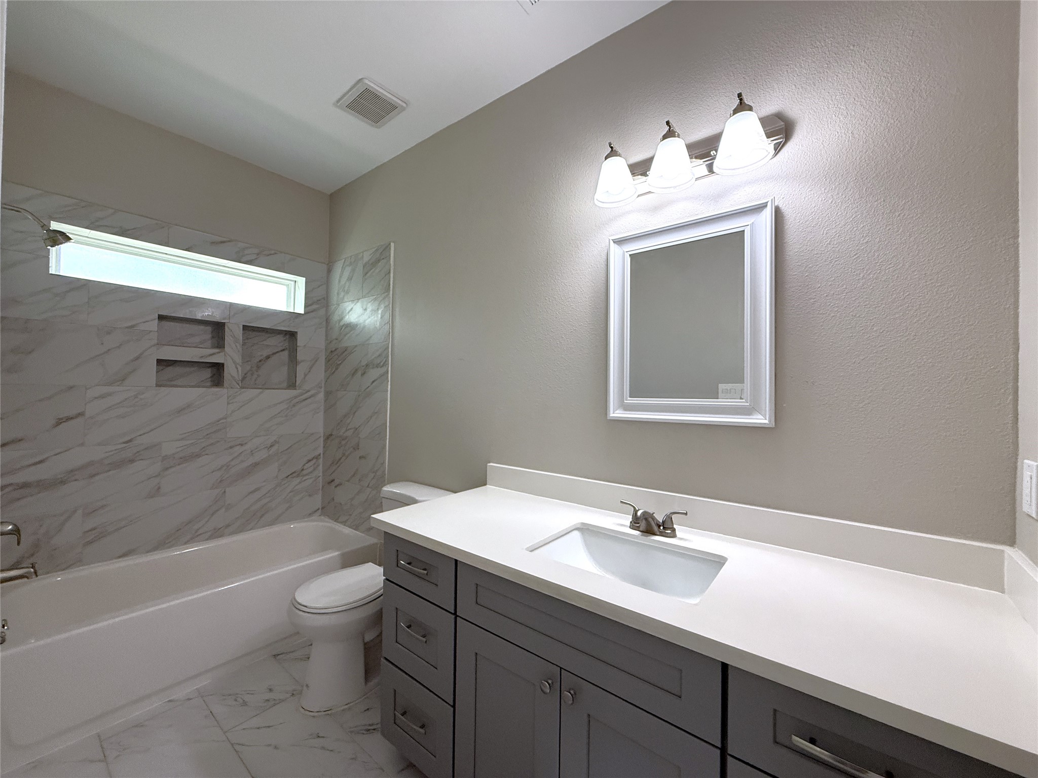 2123 Bidwell Drive Houston, TX 77018 - Photo 5 of 29 a bathroom with a sink a toilet and a bathtub