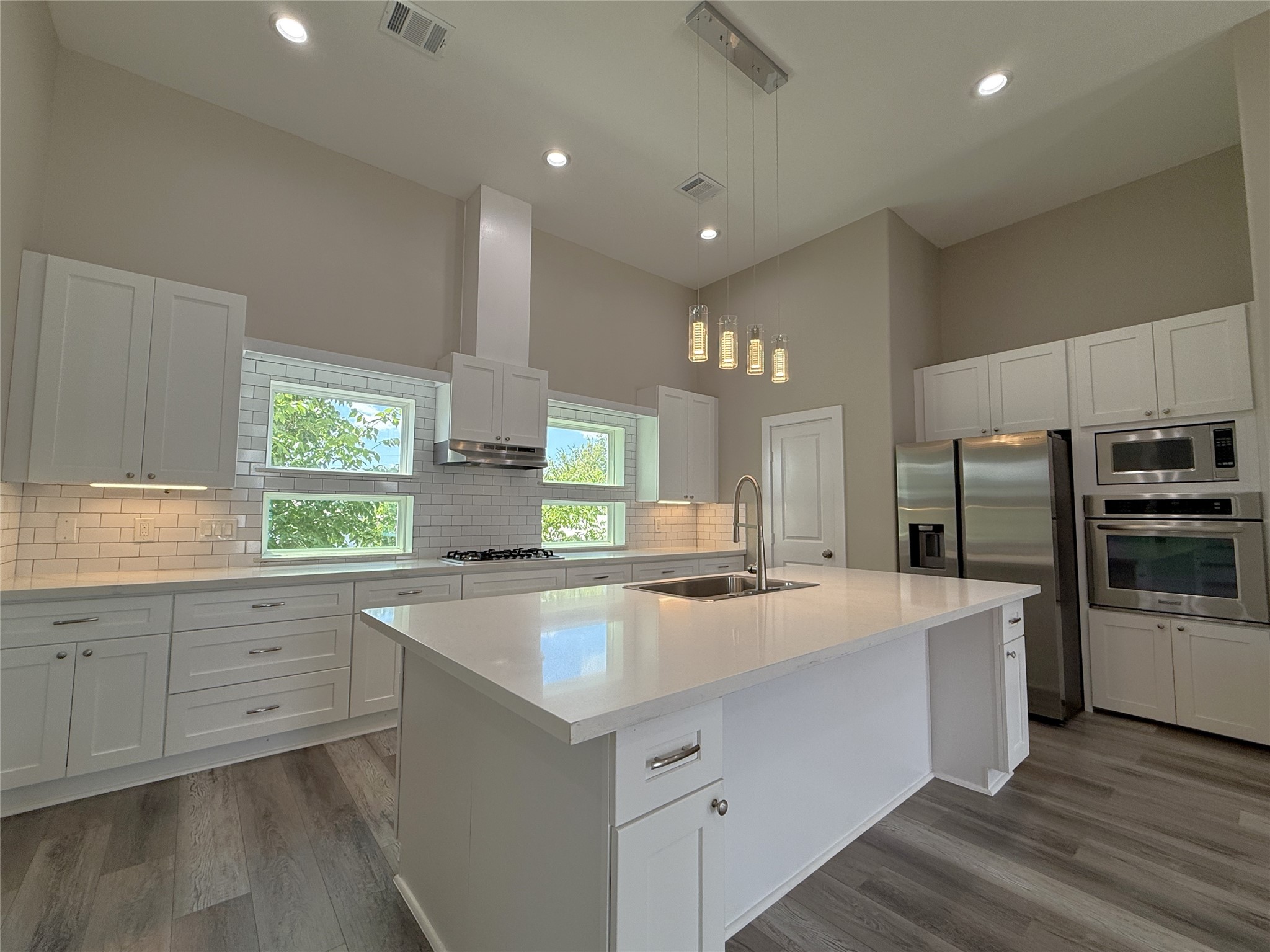 2123 Bidwell Drive Houston, TX 77018 - Photo 9 of 29 a kitchen with a stove a refrigerator and a sink