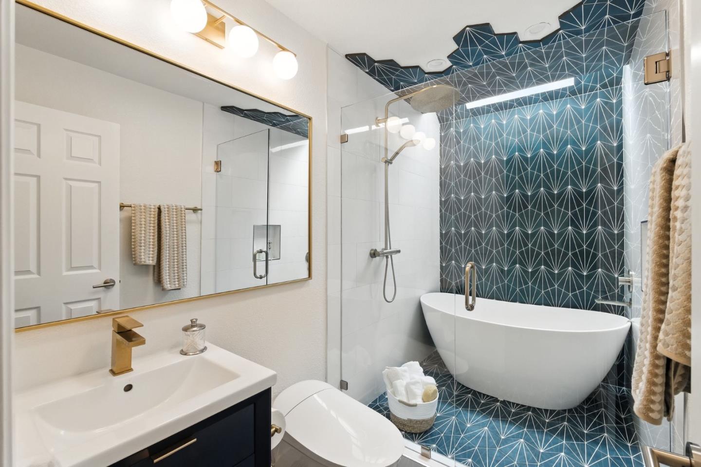 148 Promethean Way Mountain View, CA 94043 - Photo 21 of 45 a bathroom with a toilet a sink and a bathtub