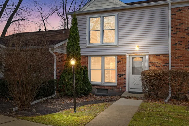 $1,950 | 3065 Kingston Court, Streamwood, IL 60107