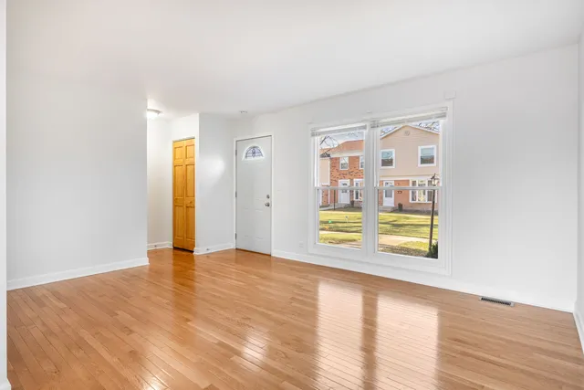 $1,950 | 3065 Kingston Court, Streamwood, IL 60107