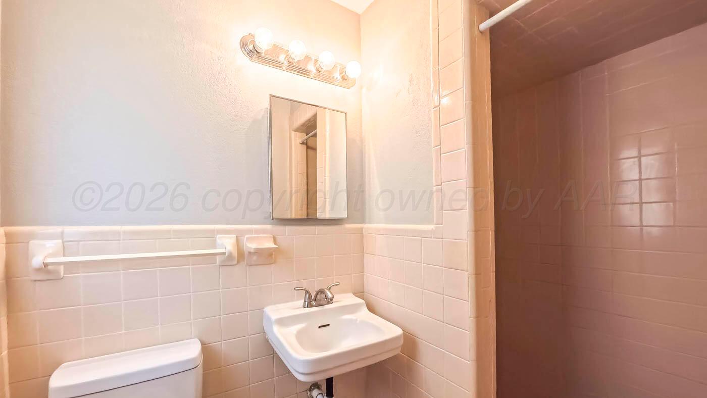 4604 South Bryan Street Amarillo, TX 79110 - Photo 14 of 24 Bath for Primary Bedroom