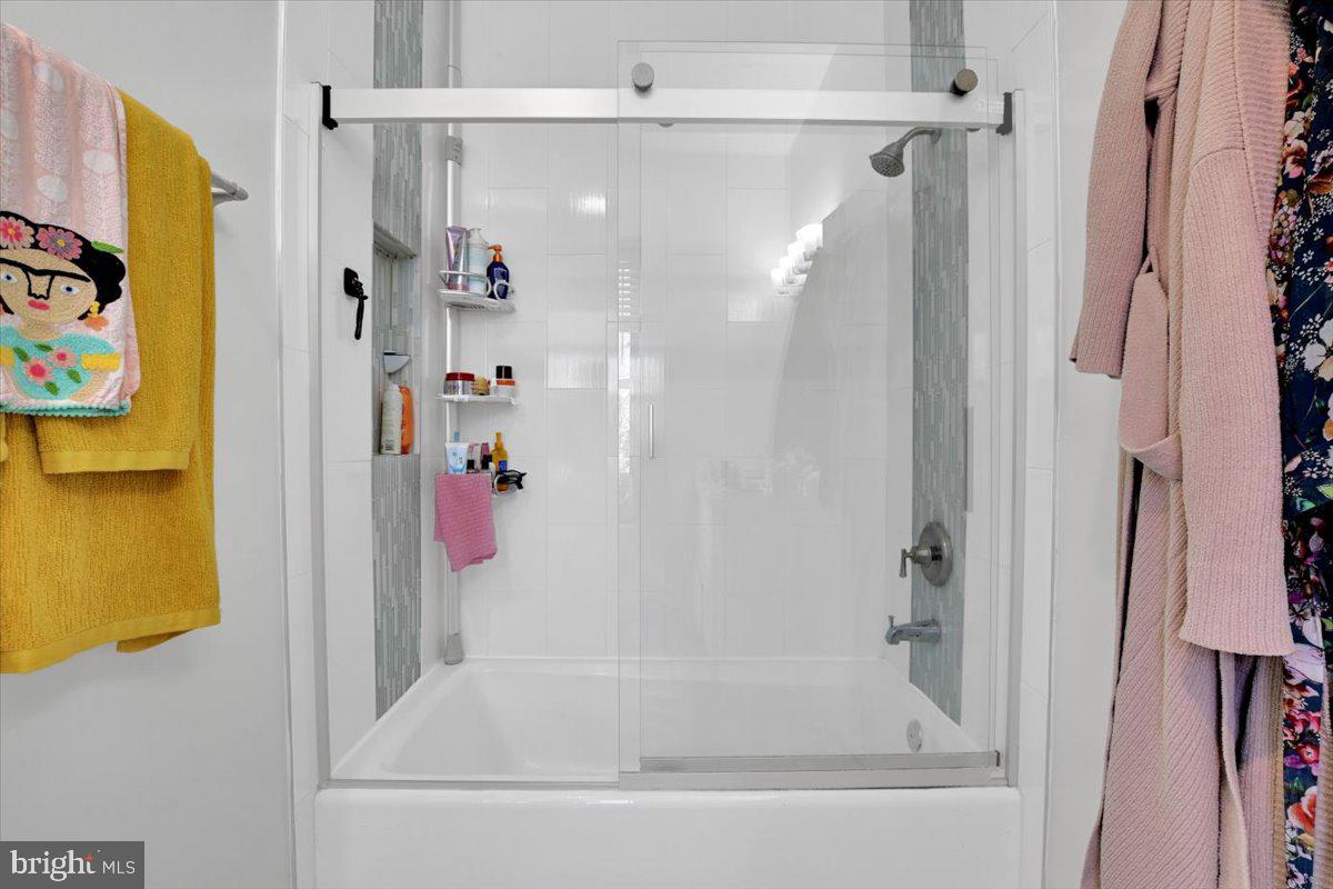 1614 15th Street Northwest Washington, DC 20009 - Photo 16 of 47 a bathroom with a bathtub