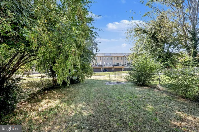 a view of a yard with a house