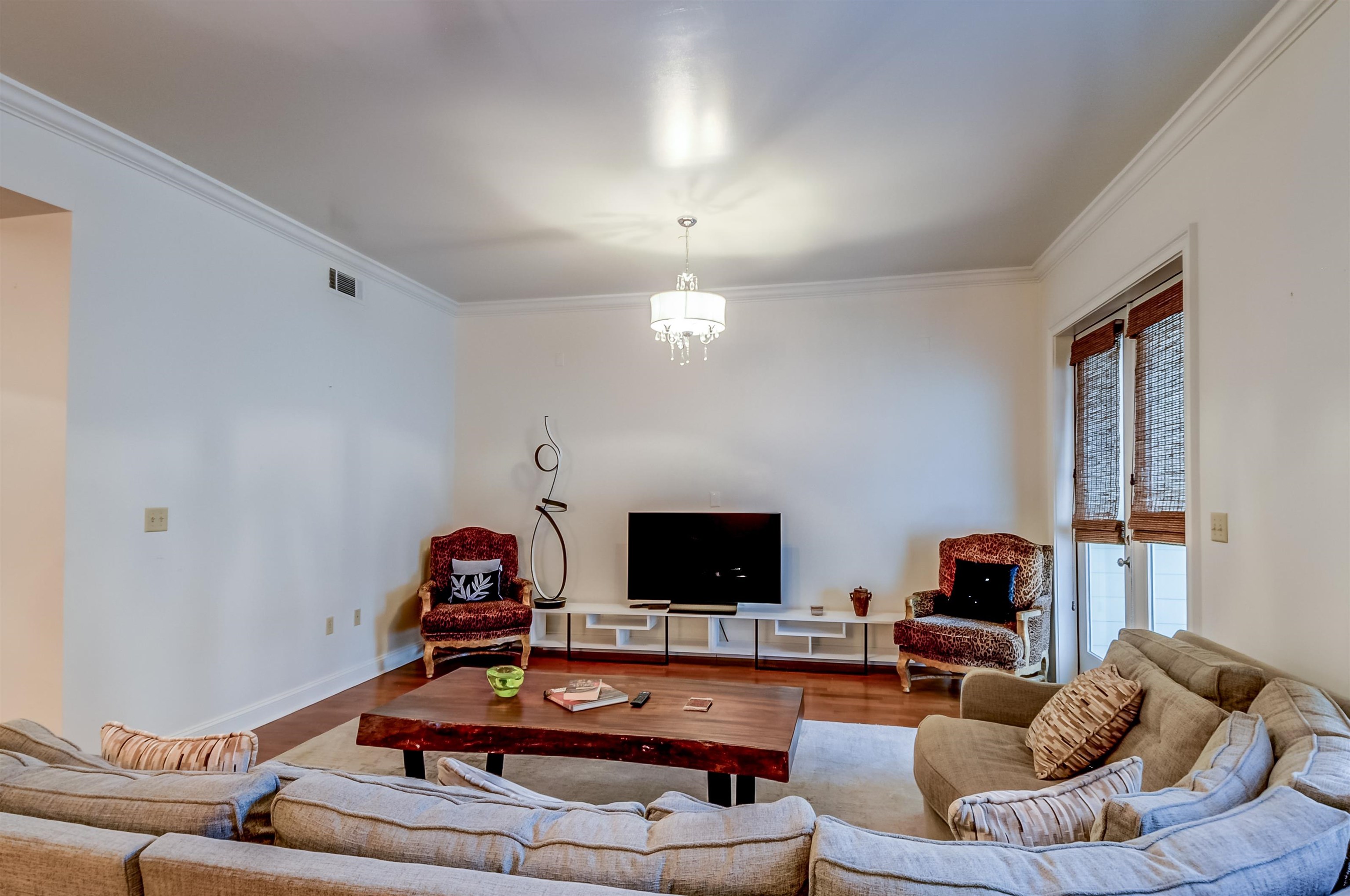 591 Lexington Road, Unit 303 Memphis, TN 38117 - Photo 9 of 34 a living room with furniture and a flat screen tv