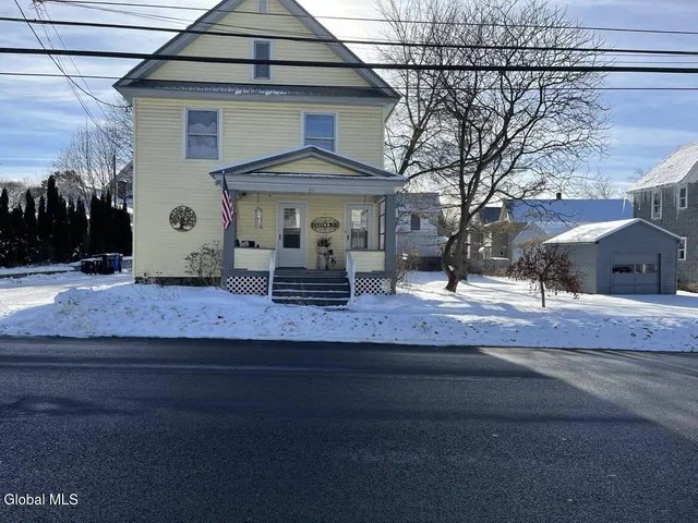 $975 | 60 East 8th Avenue, Unit 2, Gloversville, NY 12078
