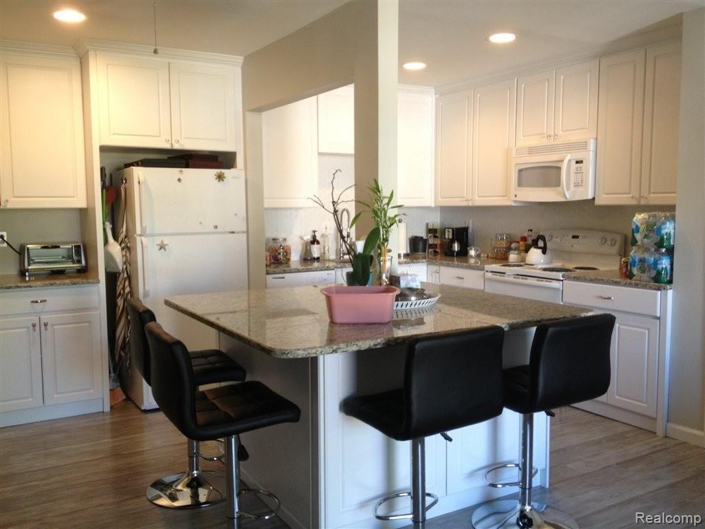 4921 Crooks Road, Unit 8 Royal Oak, MI 48073 - Photo 6 of 21 2013-05-24 16.45.39.jpg