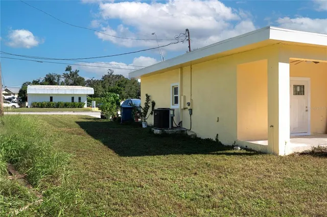 a view of a back yard
