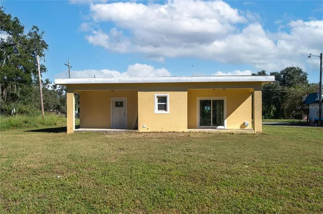 a view of a house with backyard and garden