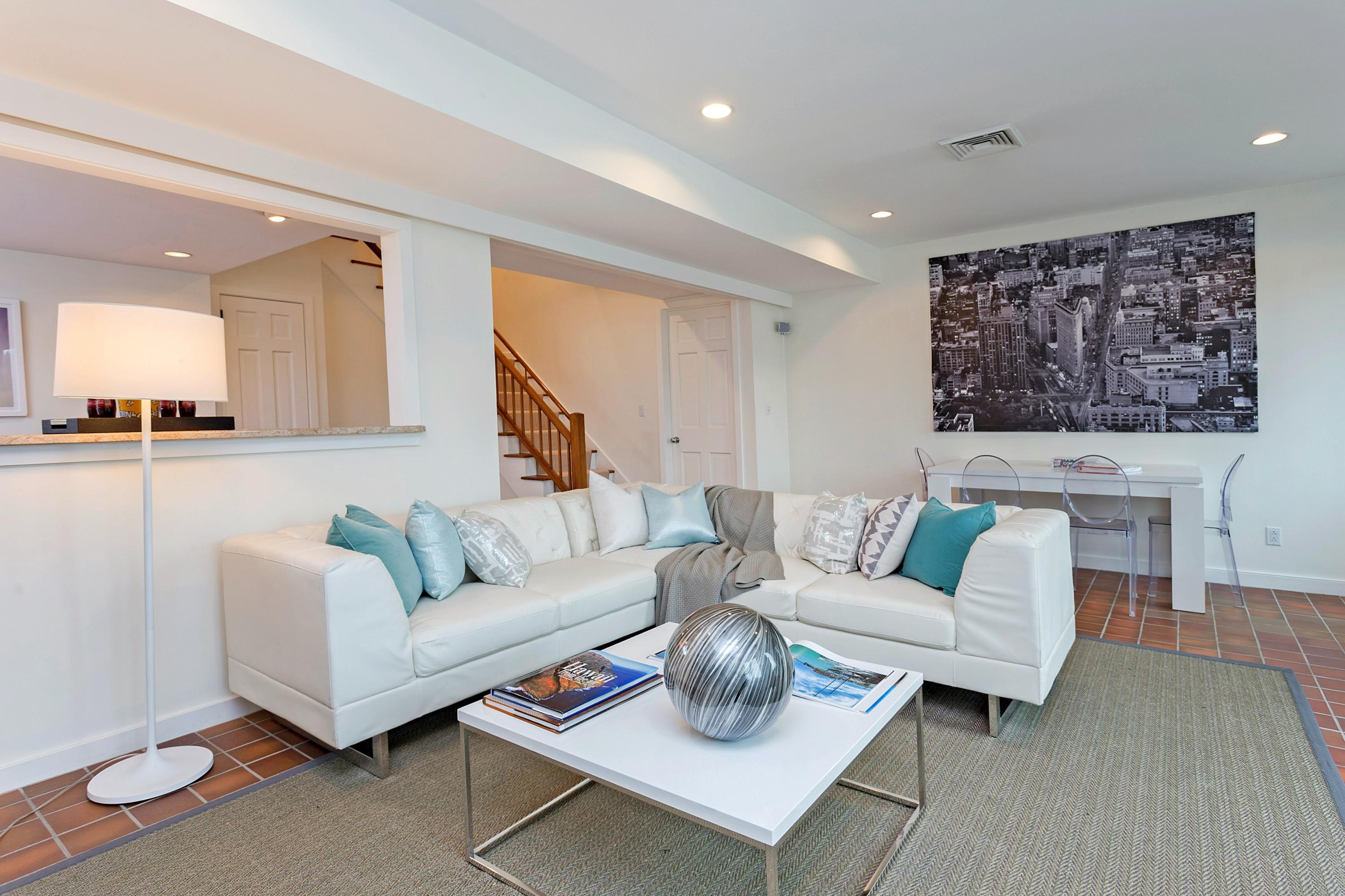 17 Thomas Place Rowayton, CT 06853 - Photo 23 of 37 a living room with furniture and a couch