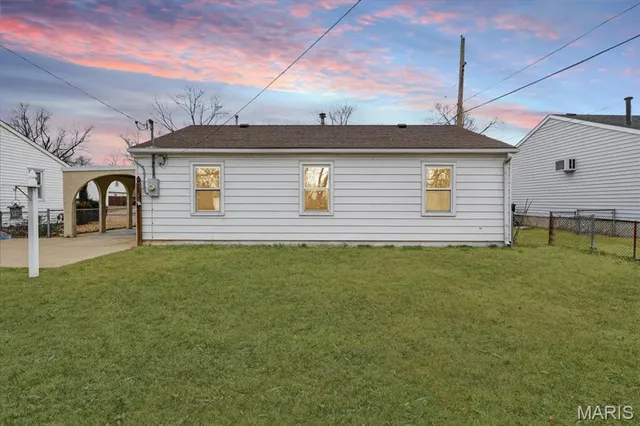 $175,900 | 2370 Hawthorne Manor Drive, Florissant, MO 63031