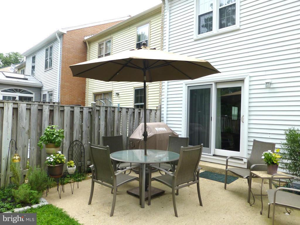 7719 Durer Court Springfield, VA 22153 - Photo 14 of 30 Exterior (Rear)