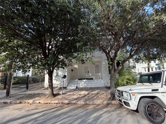 $2,450 | 402 Hyde Park Boulevard, Unit 4, Houston, TX 77006