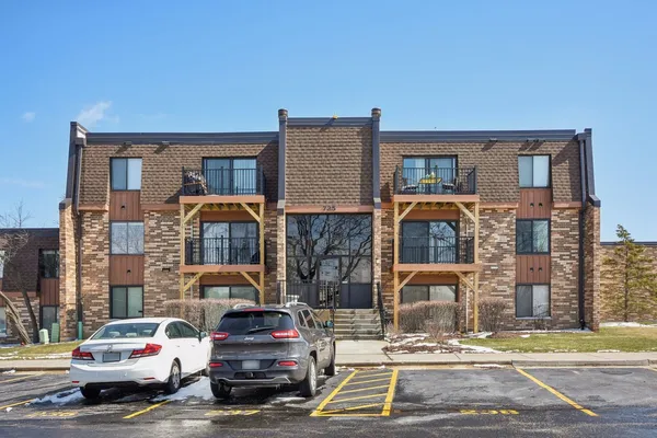 $165,000 | 725 Limerick Lane, Unit 2B, Schaumburg, IL 60193