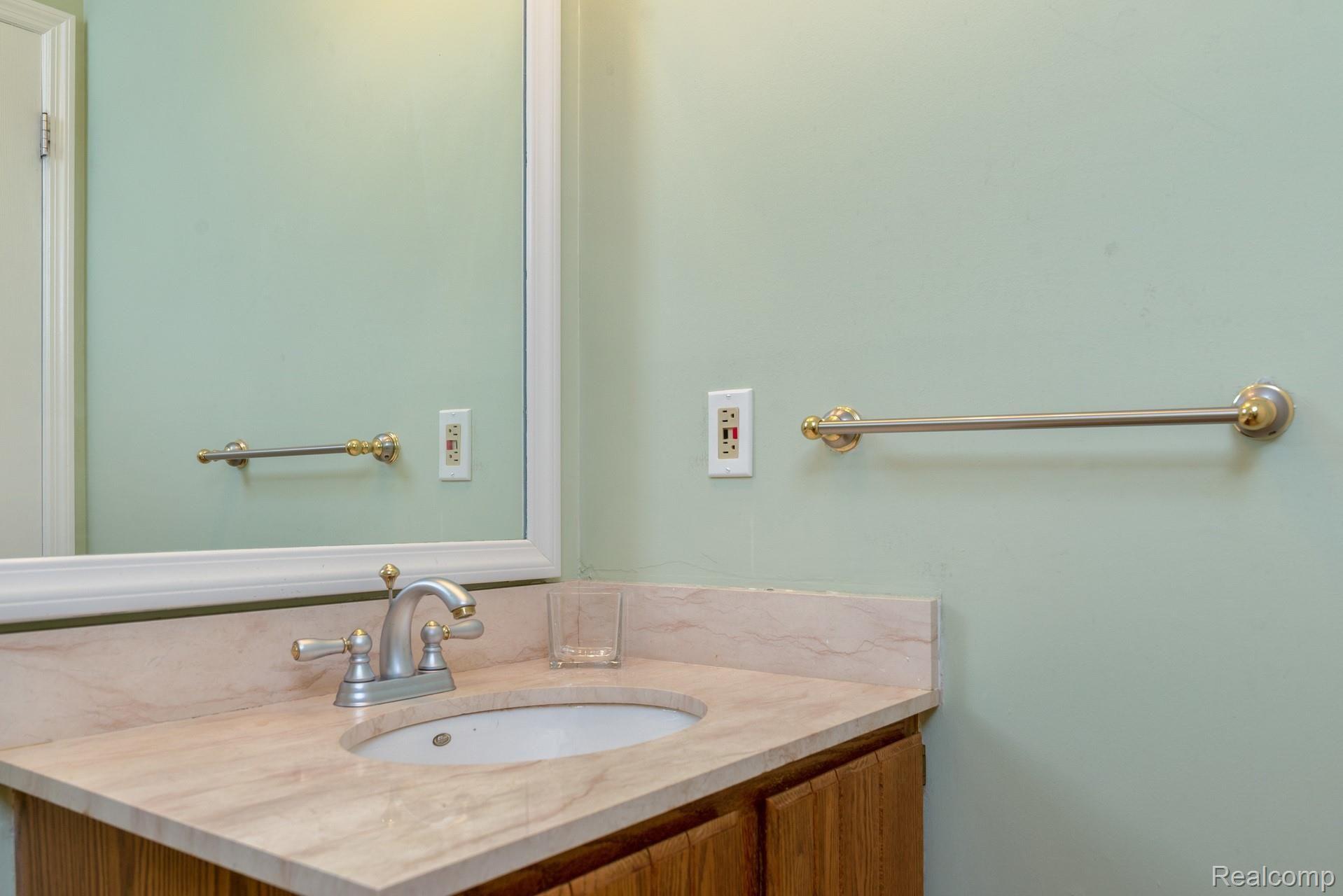 887 Ten Point Drive Rochester, MI 48309 - Photo 20 of 39 017-photo--7342920.jpg