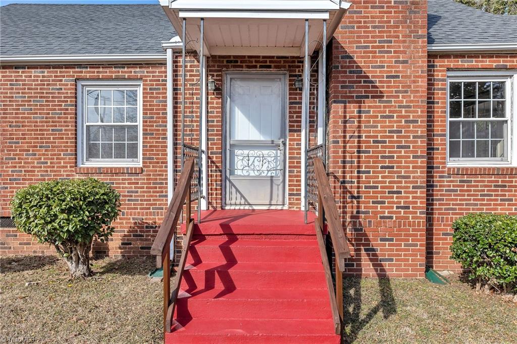 605 East Fairfield Road High Point, NC 27263 - Photo 4 of 43 Gallery Image 4