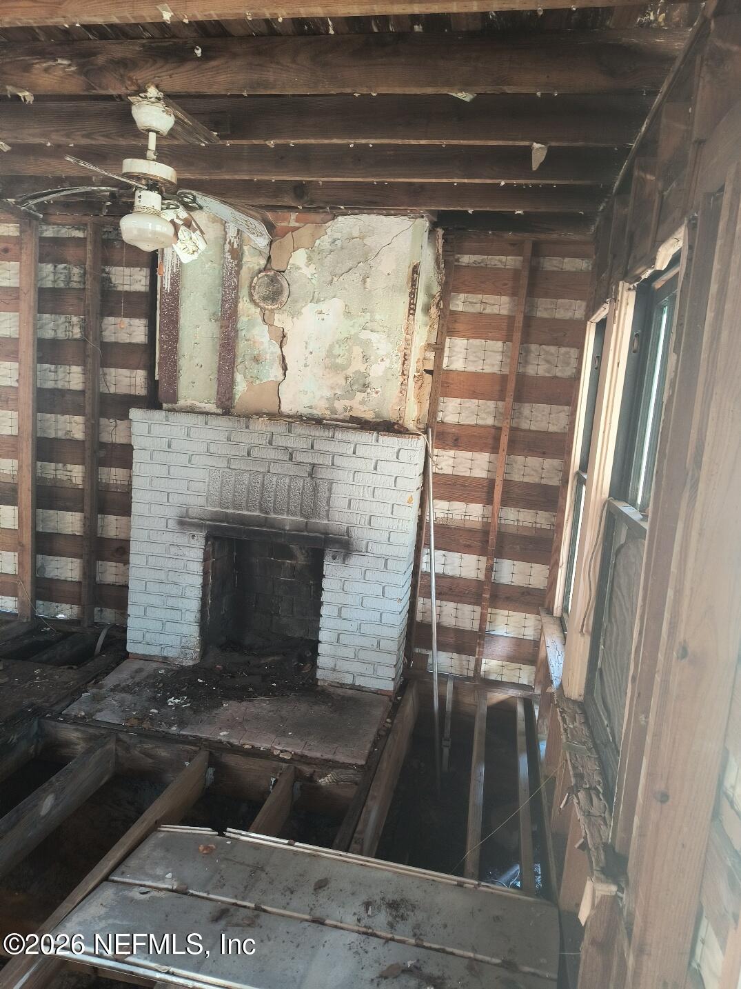 140 Citrus Avenue Keystone Heights, FL 32656 - Photo 11 of 26 a view of fireplace and window