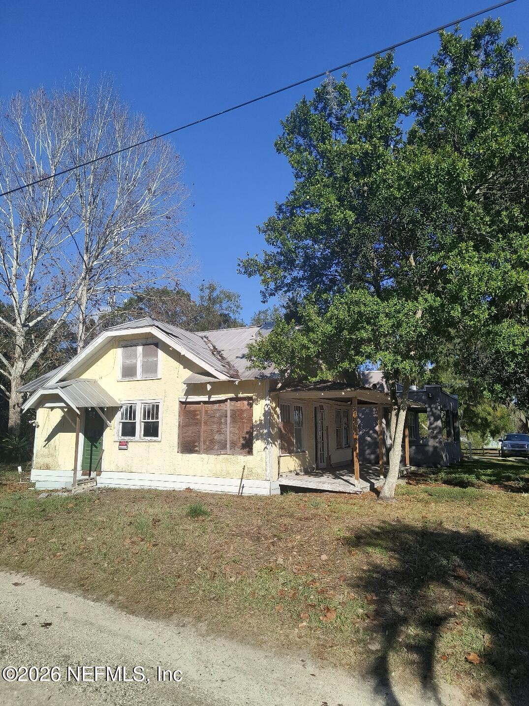 140 Citrus Avenue Keystone Heights, FL 32656 - Photo 9 of 26 a front view of a house with large trees