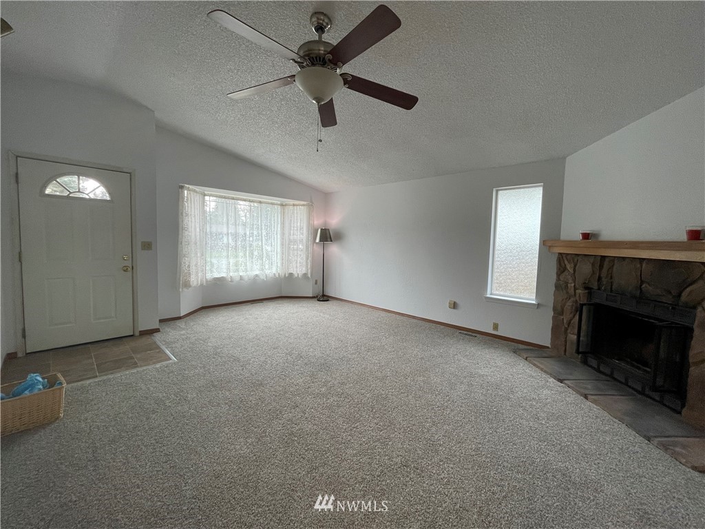 1718 Southwest 348th Street Federal Way, WA 98023 - Photo 2 of 16 Gallery Image 2