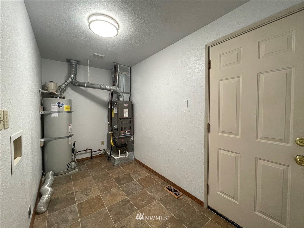 1718 Southwest 348th Street Federal Way, WA 98023 - Photo 7 of 16 Gallery Image 7
