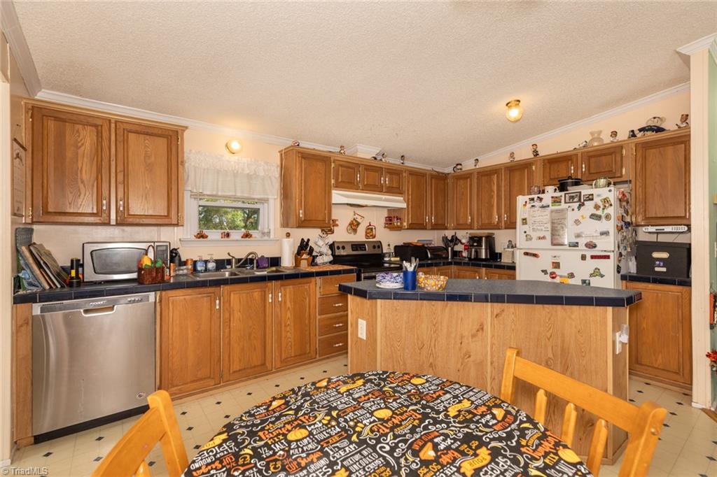 153 Chilton Road Ararat, NC 27007 - Photo 9 of 25 Gallery Image 9
