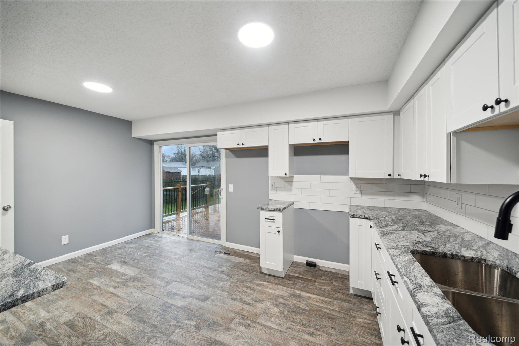 342 East Rising Street Davison, MI 48423 - Photo 9 of 33 Eat in kitchen!