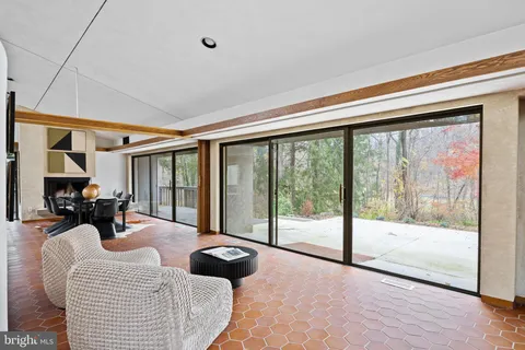 an empty room with windows and pillars in it