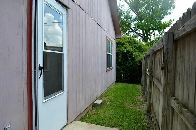 $1,500 | 838 Tangle Oaks Drive, Bellville, TX 77418