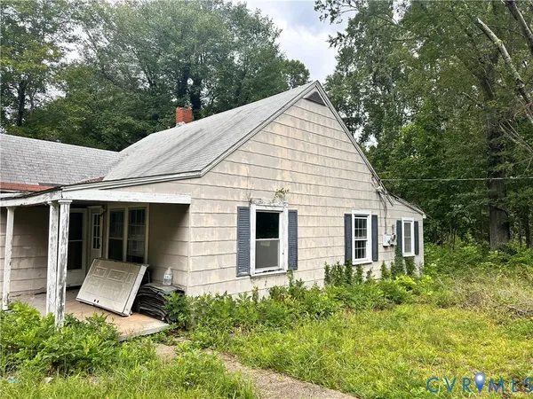a view of a house with backyard and garden