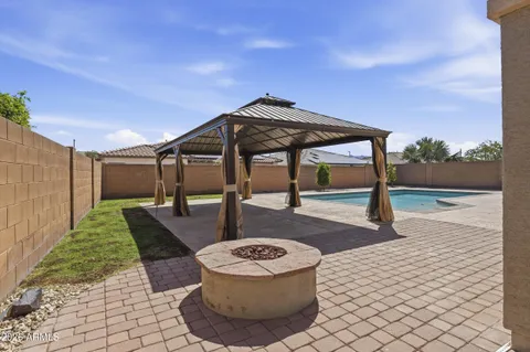 a view of a house with backyard