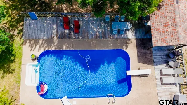 a view of entryway with outdoor area