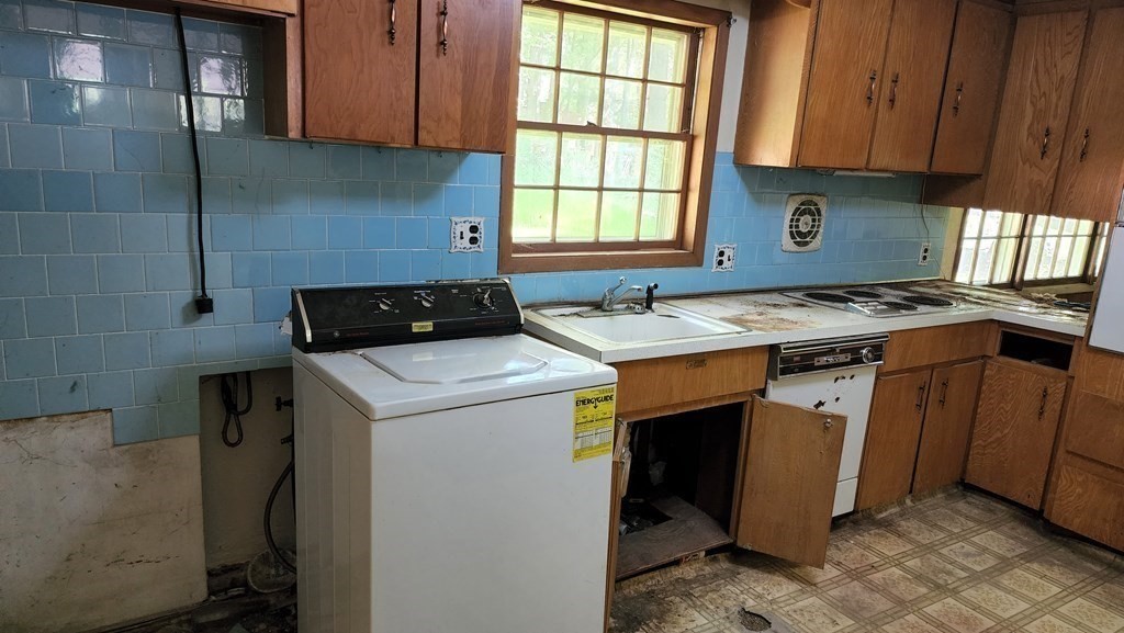 27 Janet Road Chelmsford, MA 01824 - Photo 3 of 13 a utility room with washer and dryer